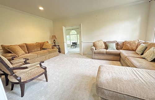 East Stroudsburg Casa | Cozy and Spacious Furnished House in a gated golf community