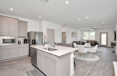 Southeast Houston Casa | Cozy and Spacious 4-bedroom retreat near Medical Center and Downtown Houston.