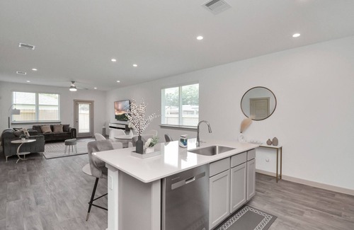 Southeast Houston Casa | Cozy and Spacious 4-bedroom retreat near Medical Center and Downtown Houston.