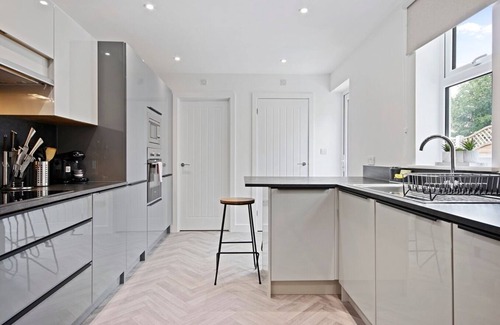 Barling Casa | Cozy and Spacious 3 Bedroom Holiday Home Near the Beach + Smart TV w/Netflix & Prime TV!