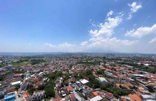 Jatingaleh Apartamento | Cozy and Tidy 1BR The Alton Apartment By Travelio
