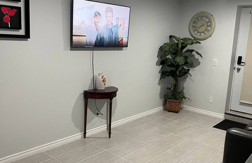 Cougar Ridge Casa | Cozy and very comfy 1 bedroom walk up suite near Canada olympic park, SW Calgary