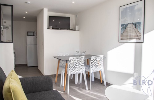 Mandelieu-La-Napoule Apartamento | COZY APARTMENT, BEAUTIFUL DOMAIN, SWIMMING POOL, TENNIS AND SEA OVERVIEW
