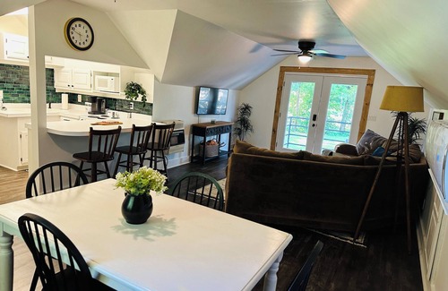 Russellville Apartamento | Cozy apartment above a salon. 5 minutes to Mt Nebo