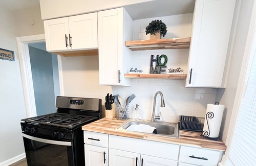 Kamm's Corners Apartamento | Cozy apartment conveniently located 7 Min away from Cleveland Hopkins Airport!