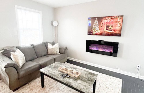 Kamm's Corners Apartamento | Cozy apartment conveniently located 7 Min away from Cleveland Hopkins Airport!