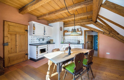 Unterammergau Apartamento | Acogedor apartamento "Ferienwohnung Gschwand" con vistas a la montaña