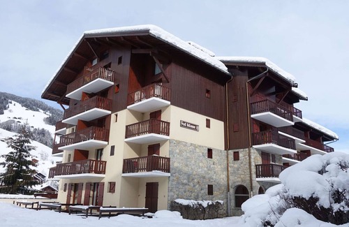 Areches Apartamento | Apartamento acogedor 3-5 pers, piscina, cerca de las pistas, en el centro del pueblo