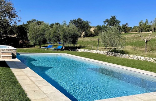 Fratta Apartamento | Cozy apartment in a villa with pool surrounded by olive trees in Todi- Leccio