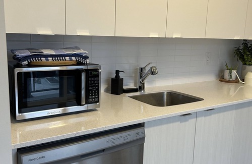 Brookhaven - Amesbury Condominio | Cozy apartment in mid-town Toronto with parking. Pet friendly!