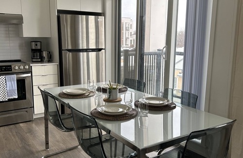 Brookhaven - Amesbury Condominio | Cozy apartment in mid-town Toronto with parking. Pet friendly!