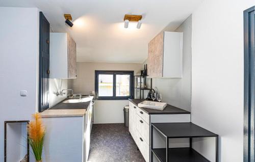 Okrug Gornji Apartamento | Cozy Apartment In Okrug Gornji