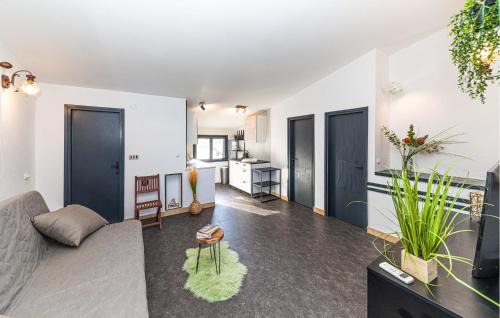 Okrug Gornji Apartamento | Cozy Apartment In Okrug Gornji