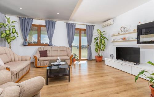 Kurili Apartamento | Cozy Apartment In Pilkovici With Wifi