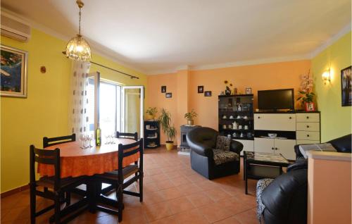 Kneza Apartamento | Cozy Apartment In Racisce With Wifi