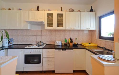 Kneza Apartamento | Cozy Apartment In Racisce With Wifi