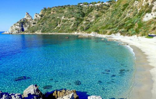 Santa Maria Apartamento | Cozy Apartment In Ricadi With Wifi
