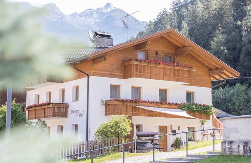 Caminata di Tures Apartamento | Acogedor 'Apartamento Enzian' con vistas a la montaña, Wi-Fi, jardín y terraza.