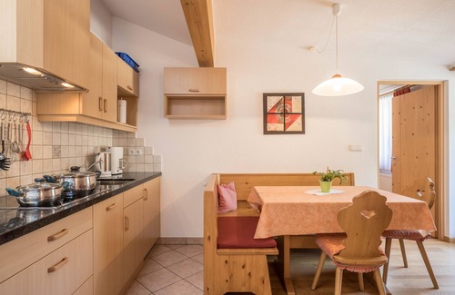 Caminata di Tures Apartamento | Acogedor apartamento "Kornblume - Mesnerhof" con vistas a la montaña, Wi-Fi, balcón y jardín.