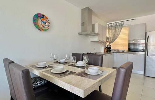 Puerto Vallarta Apartamento | Acogedor departamento en zona hotelera, cerca de tiendas y restaurantes.