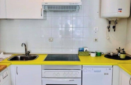 Ajo Apartamento | Coqueto apartamento en la costa. Piscina y pista de tenis. Ideal para parejas.