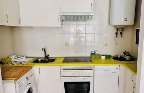 Ajo Apartamento | Coqueto apartamento en la costa. Piscina y pista de tenis. Ideal para parejas.