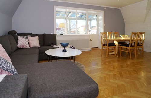 Jarvso Apartamento | Cozy apartment with sliding doors and high ceilings in central Järvsö