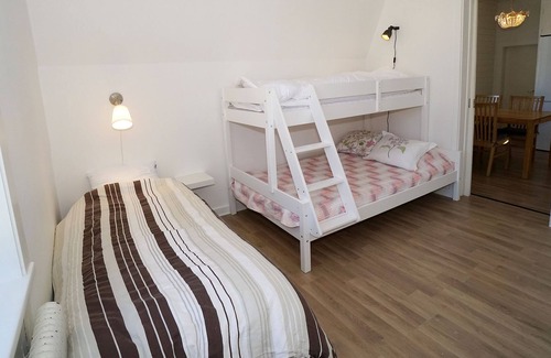 Jarvso Apartamento | Cozy apartment with sliding doors and high ceilings in central Järvsö