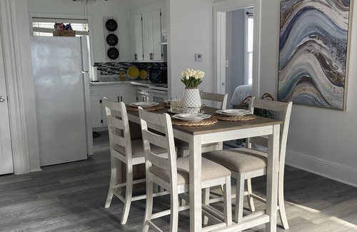 Racine Apartamento | Cozy apartment steps away from Lake Michigan!