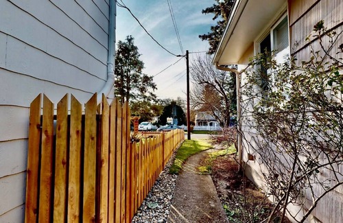 Snohomish Apartamento | Convenient, Clean Apartment w/ Air Conditioning, Smart TV, Covered Parking