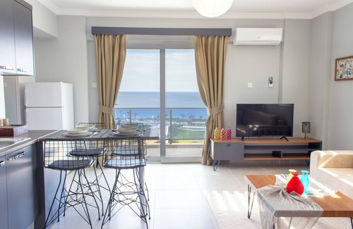 Trikomo Apartamento | COZY APARTMENT WITH AMAZING SEA VIEW IN THE BUSTLING LONG BEACH