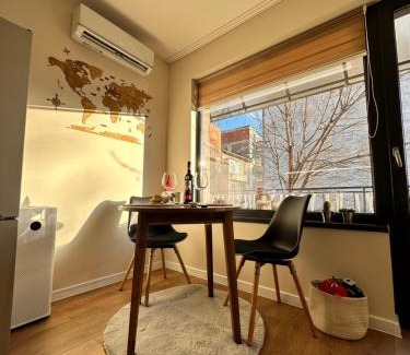 Odesos Apartamento | Cozy Apartment with Balcony, 5 min away from the beach- part of the family 'Vicki Apart