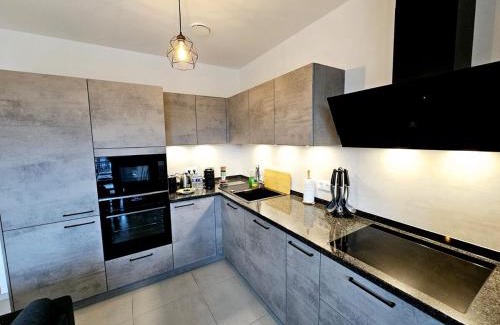 Gasperich Apartamento | Cozy Apartment with Parking and Outdoor Space