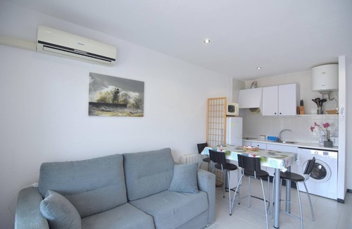 Santa Margarida Apartamento | Apartamento acogedor con terraza y vistas al canal, cerca de la playa en Roses, Costa Brava.