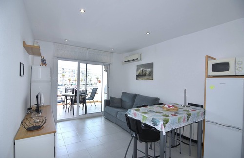 Santa Margarida Apartamento | Apartamento acogedor con terraza y vistas al canal, cerca de la playa en Roses, Costa Brava.