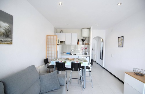 Santa Margarida Apartamento | Apartamento acogedor con terraza y vistas al canal, cerca de la playa en Roses, Costa Brava.