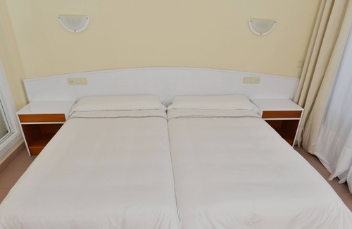 Castrillon Apartamento | Acogedor apartamento con terraza cercano al aeropuerto y a la playa