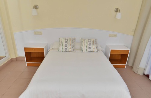 Castrillon Apartamento | Acogedor apartamento con terraza cercano al aeropuerto y a la playa