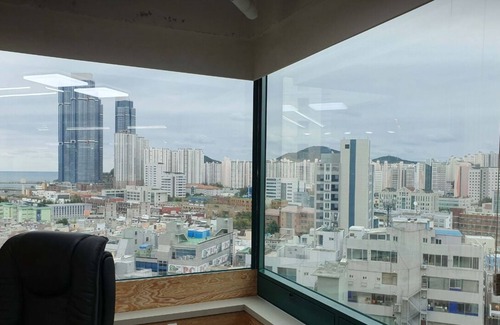 Daeyeon-dong Apartamento | Cozy apartment with WiFi and AC in delightful Busan