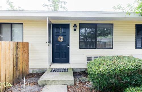Golden Glades - The Woods Apartamento | Cozy Apt min to Mayo Beaches Free Wi-Fi Coffee Tea
