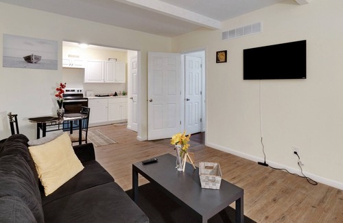 CUF Apartamento | Cozy APT near UC, Hospital and Zoo! Amazing Location! by RedAwning
