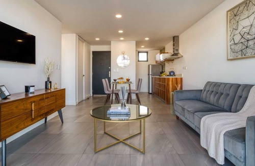 Avenida Revolución Apartamento | Cozy Apt. w/a Balcony | Gym+Lounge+Pool Table