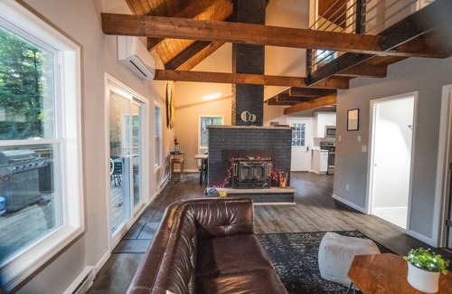 East Stroudsburg Cabina | Cozy Arctic Getaway w/ Hot Tub near Bushkill Falls