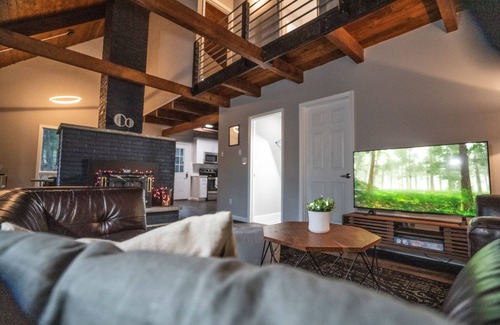 East Stroudsburg Cabina | Cozy Arctic Getaway w/ Hot Tub near Bushkill Falls