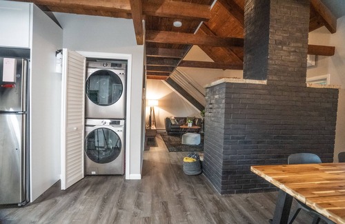East Stroudsburg Cabina | Cozy Arctic Getaway w/ Hot Tub near Bushkill Falls