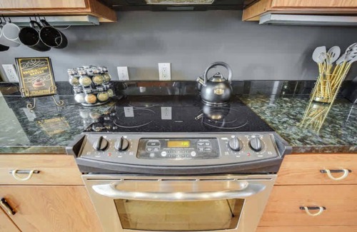 East Market District Apartamento | Cozy Art Deco Condo in the Vibrant NuLu District!