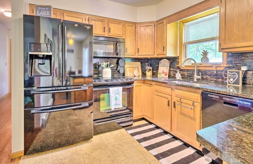 Auburn Cabaña | Cozy Auburn Retreat w/ Hot Tub - Walk to Lake