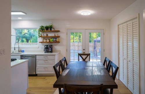 Rosewood Casa | Cozy Austin Escape – King + 3 Queens Family/Group