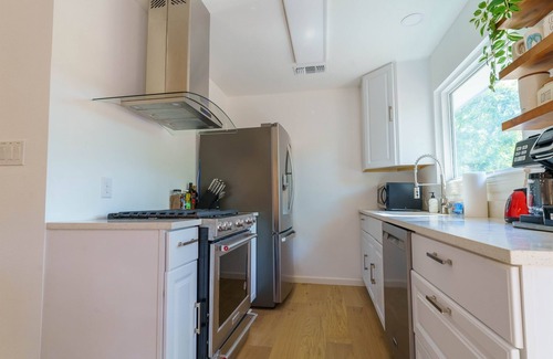 Rosewood Casa | Cozy Austin Escape – King + 3 Queens Family/Group