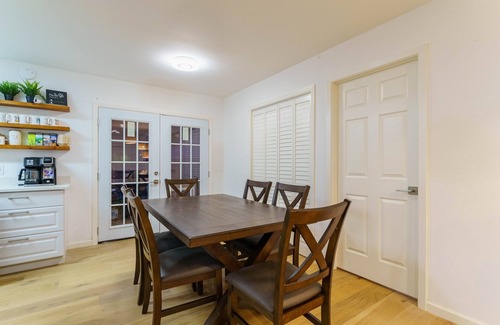 Rosewood Casa | Cozy Austin Escape – King + 3 Queens Family/Group